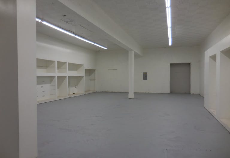 Ground Floor and Window Panel Advertising Space - prime retail pop-up space - Image 2