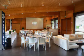 Bâtiment contemporain en bois idéal pour les lancements de produits et les expositions - Image 4