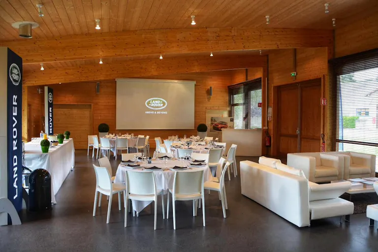 Bâtiment contemporain en bois idéal pour les lancements de produits et les expositions - Image 4