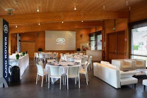 B�timent contemporain en bois id�al pour les lancements de produits et les expositions - Image 4