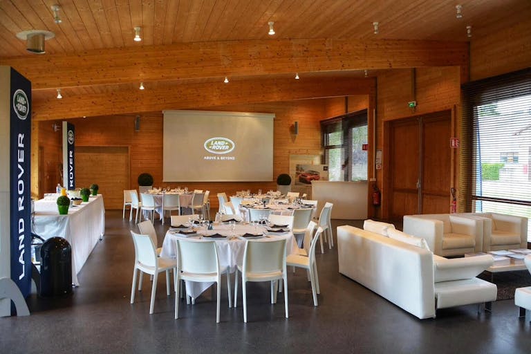 B�timent contemporain en bois id�al pour les lancements de produits et les expositions - Image 4