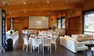 B�timent contemporain en bois id�al pour les lancements de produits et les expositions - Image 4