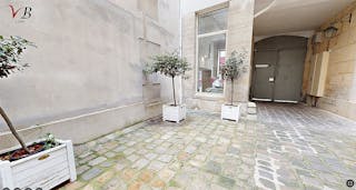 Central Paris Showroom next to Louis Vuitton HQ near Marais - Image 1