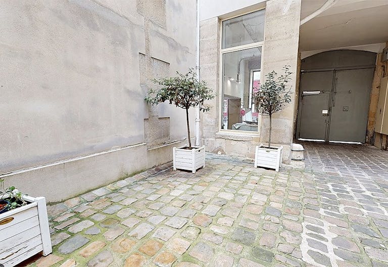 Central Paris Showroom next to Louis Vuitton HQ near Marais - Image 1