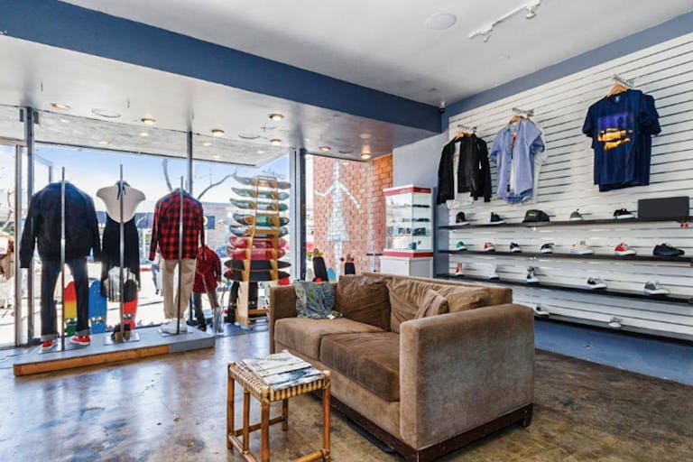 Large, high profile space next to Palisades Village - Image 0