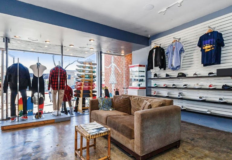 Large, high profile space next to Palisades Village - Image 0