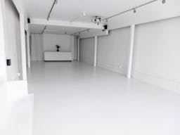 Gloss White Gallery Space on Fairfax Ave - Image 23