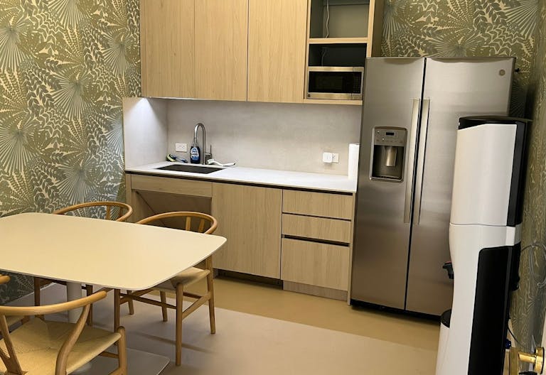 Beautifully Landscaped Backyard at Luxurious MedSpa - Design District - WiFi and Built-in Sound System - Image 3