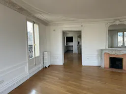Beautiful Apartment Showroom in the 7th Arr. - Image 4
