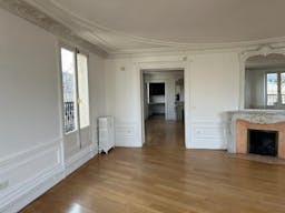 Beautiful Apartment Showroom in the 7th Arr. - Image 4