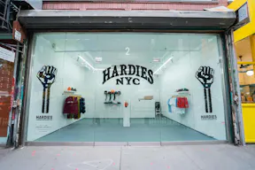Glass-Fronted Corner Pop-Up Space in Nolita - Image 11