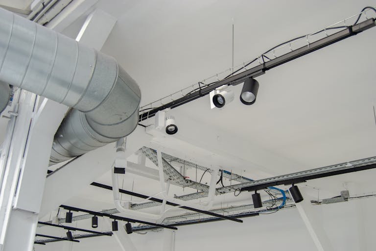 Showroom sous verrière de 200m2, dans le quartier vibrant du 11ème arrondissement. - Image 3