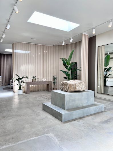 Bright Melrose Ave Showroom Retail Space - Image 0