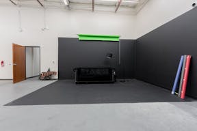 Production Studio with Cyc Wall for Cars and 3000+sqft Theme Background - Image 4