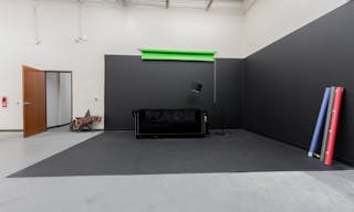 Production Studio with Cyc Wall for Cars and 3000+sqft Theme Background - Image 4
