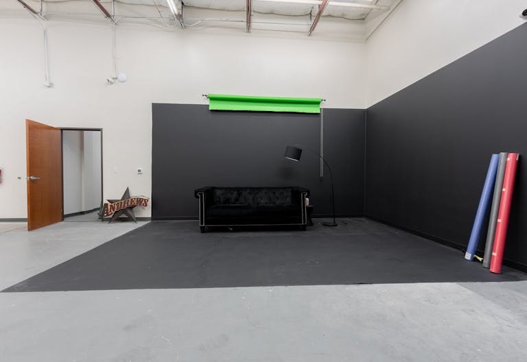 Production Studio with Cyc Wall for Cars and 3000+sqft Theme Background - Image 4