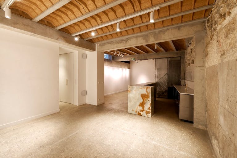 Espace sous verrière de 800 m² à Bastille - Image 1