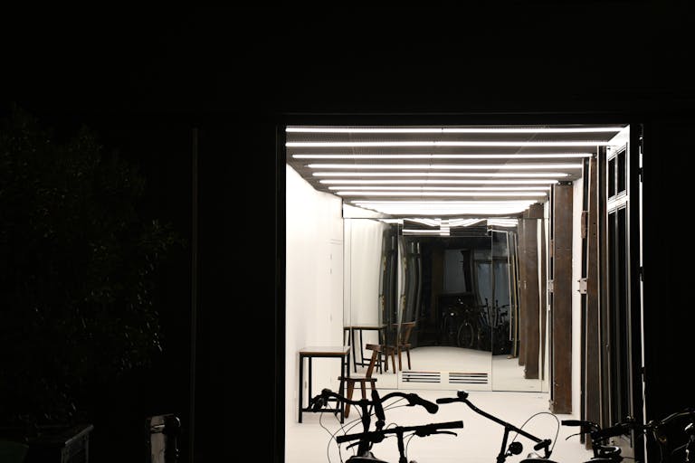 550 SqFt space on rue Saint-Martin (Haut Marais / Montorgueil / Beaubourg / Pompidou) - Image 0