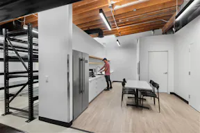 Spacious Storefront Space on Melrose Avenue - Image 1