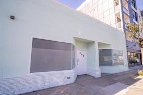 Melrose Fairfax District Minimalist Daylight Photo Video Pop-Up Studio Space with Modern Minimalist Furnishings and Backdrops - Image 7