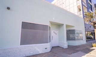Melrose Fairfax District Minimalist Daylight Photo Video Pop-Up Studio Space with Modern Minimalist Furnishings and Backdrops - Image 7