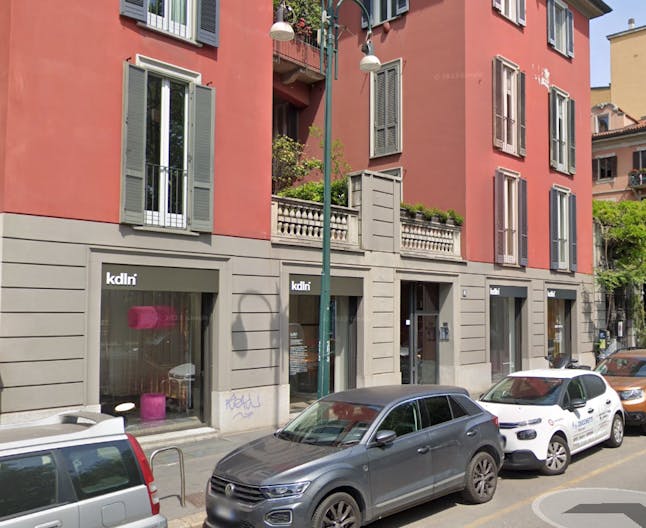 Beautiful temporary shop milano fashion district - Image 1