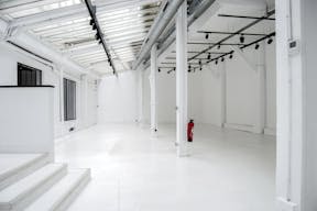 Showroom sous verrière de 200m2, dans le quartier vibrant du 11ème arrondissement. - Image 8