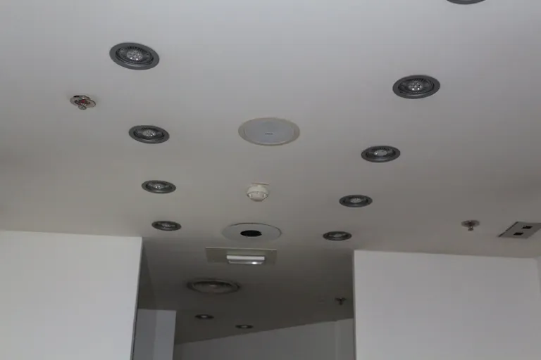 El�gante dans le centre commercial Bercy 2 - Image 3