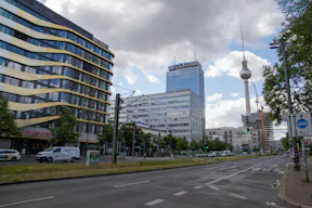 Striking Corner Space on Karl-Liebknecht-Straße with Full-Glass Frontage - Image 22