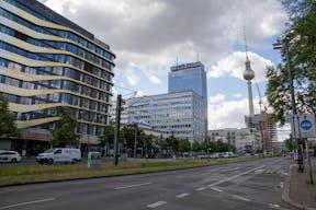 Striking Corner Space on Karl-Liebknecht-Straße with Full-Glass Frontage - Image 22