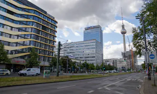 Striking Corner Space on Karl-Liebknecht-Straße with Full-Glass Frontage - Image 22