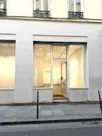 Showroom with a large storefront in Le Marais - Image 1