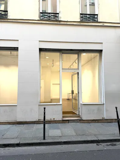 Showroom with a large storefront in Le Marais - Image 1