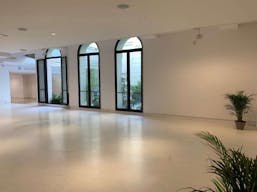 400m2 Showroom - Image 9