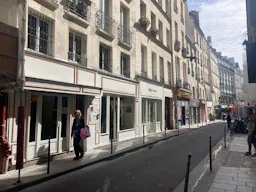 Charming Gallery in Le Marais - Image 11