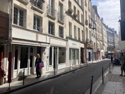 Charming Gallery in Le Marais - Image 11