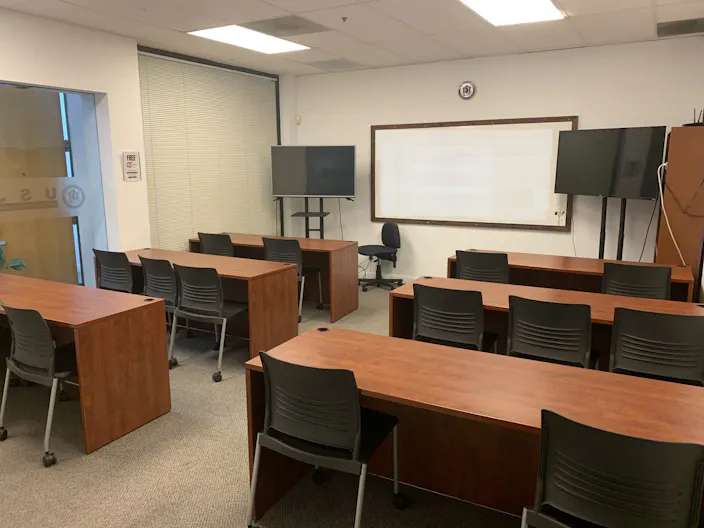 Spacious , quiet and clean room 123 at University of San Jose - Image 1
