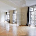 Gorgeous Showroom in Champs-�lys�es