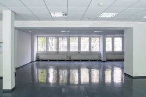 Striking Corner Space on Karl-Liebknecht-Straße with Full-Glass Frontage - Image 8