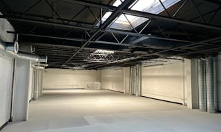 2 floor Big white open space with lights - Image 13