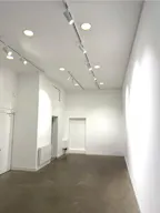Showroom with a large storefront in Le Marais - Image 6