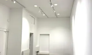Showroom with a large storefront in Le Marais - Image 6