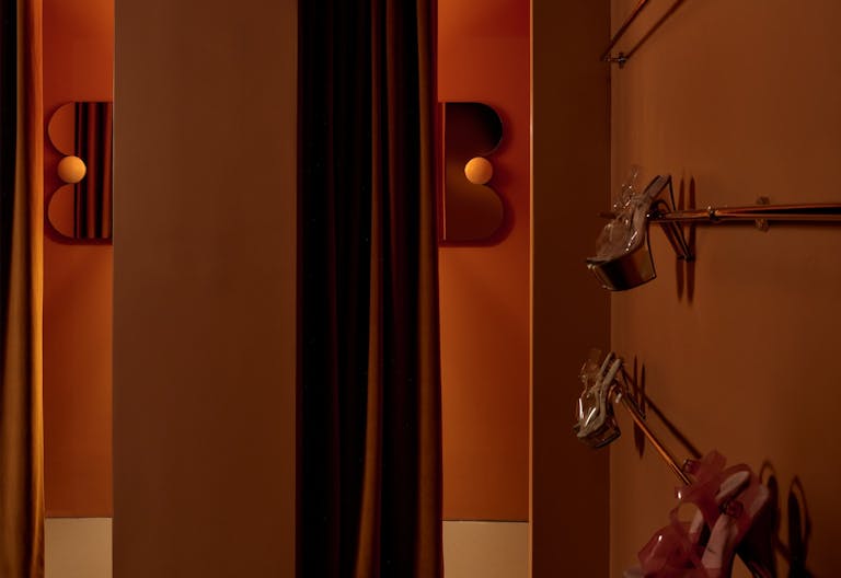 White Box in a vibrant artistic hub - Image 0