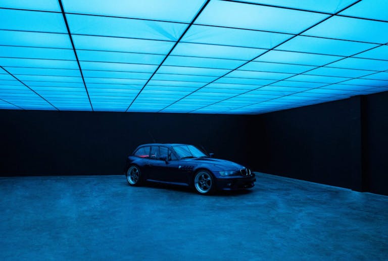 Large Blackout  Studio with RGB Ceiling & car access - Image 2