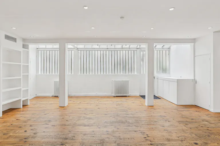 Contemporary Showroom in Le Marais - Image 2