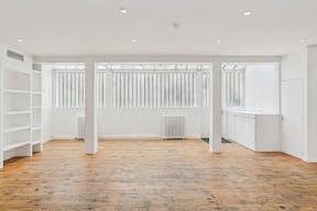 Contemporary Showroom in Le Marais - Image 2