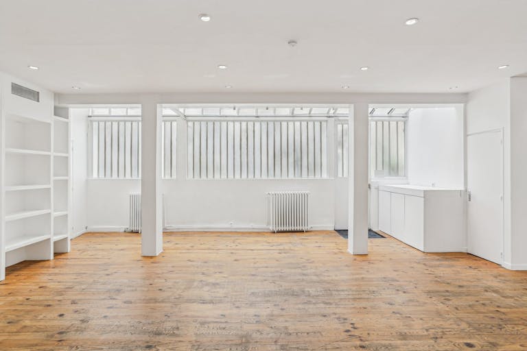 Contemporary Showroom in Le Marais - Image 2