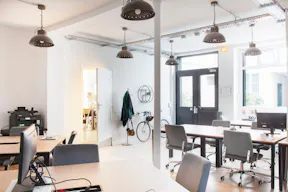 Bureaux lumineux dot� d'un grand open space avec un puit de lumi�re - Image 3