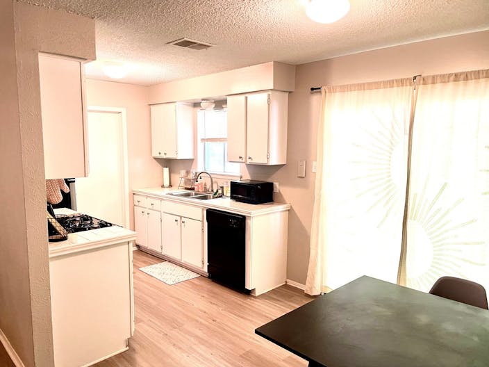 Lovely Central Austin Duplex! - Image 1