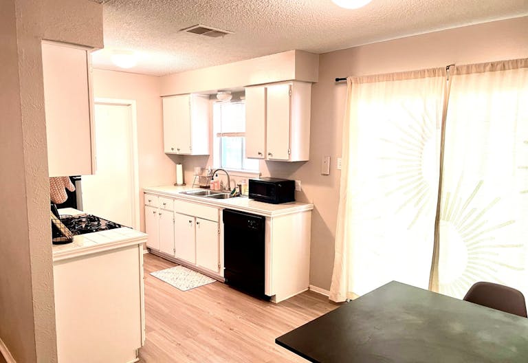 Lovely Central Austin Duplex! - Image 1